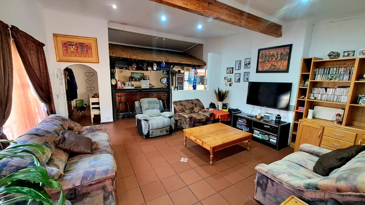 Spacious Birchleigh Home with 4 Bedrooms, Flatlet & Pool-Asking price R1,650 000