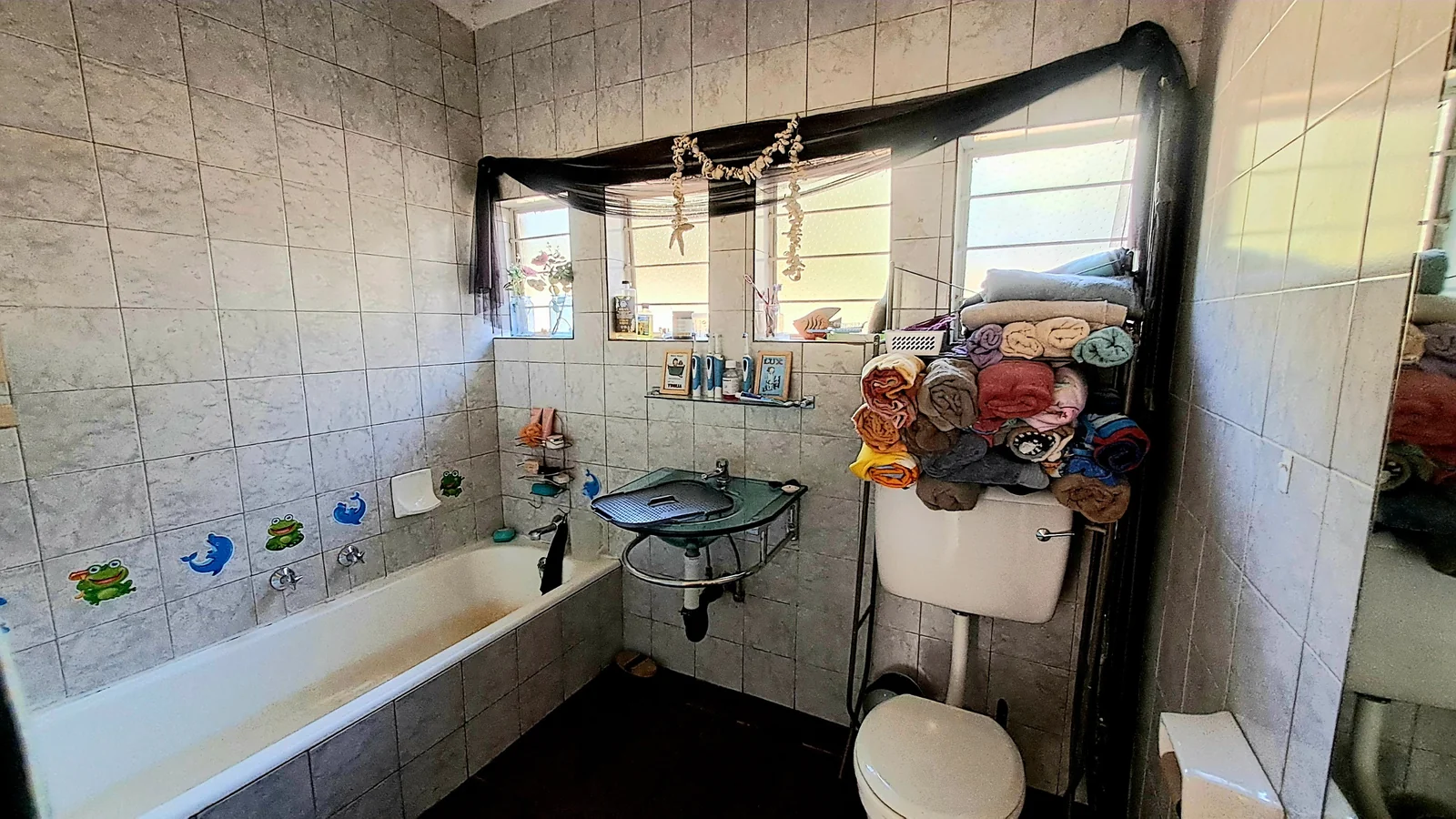 Spacious Birchleigh Home with 4 Bedrooms, Flatlet & Pool-Asking price R1,650 000