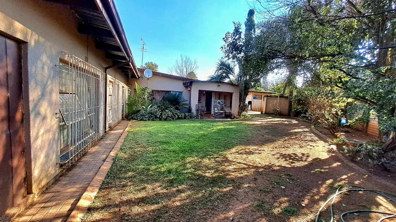 Spacious Birchleigh Home with 4 Bedrooms, Flatlet & Pool-Asking price R1,650 000