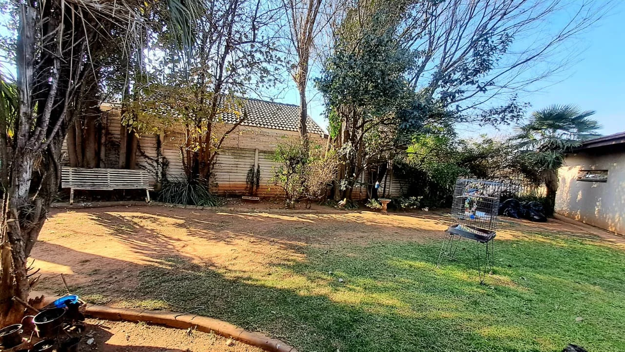 Spacious Birchleigh Home with 4 Bedrooms, Flatlet & Pool-Asking price R1,650 000