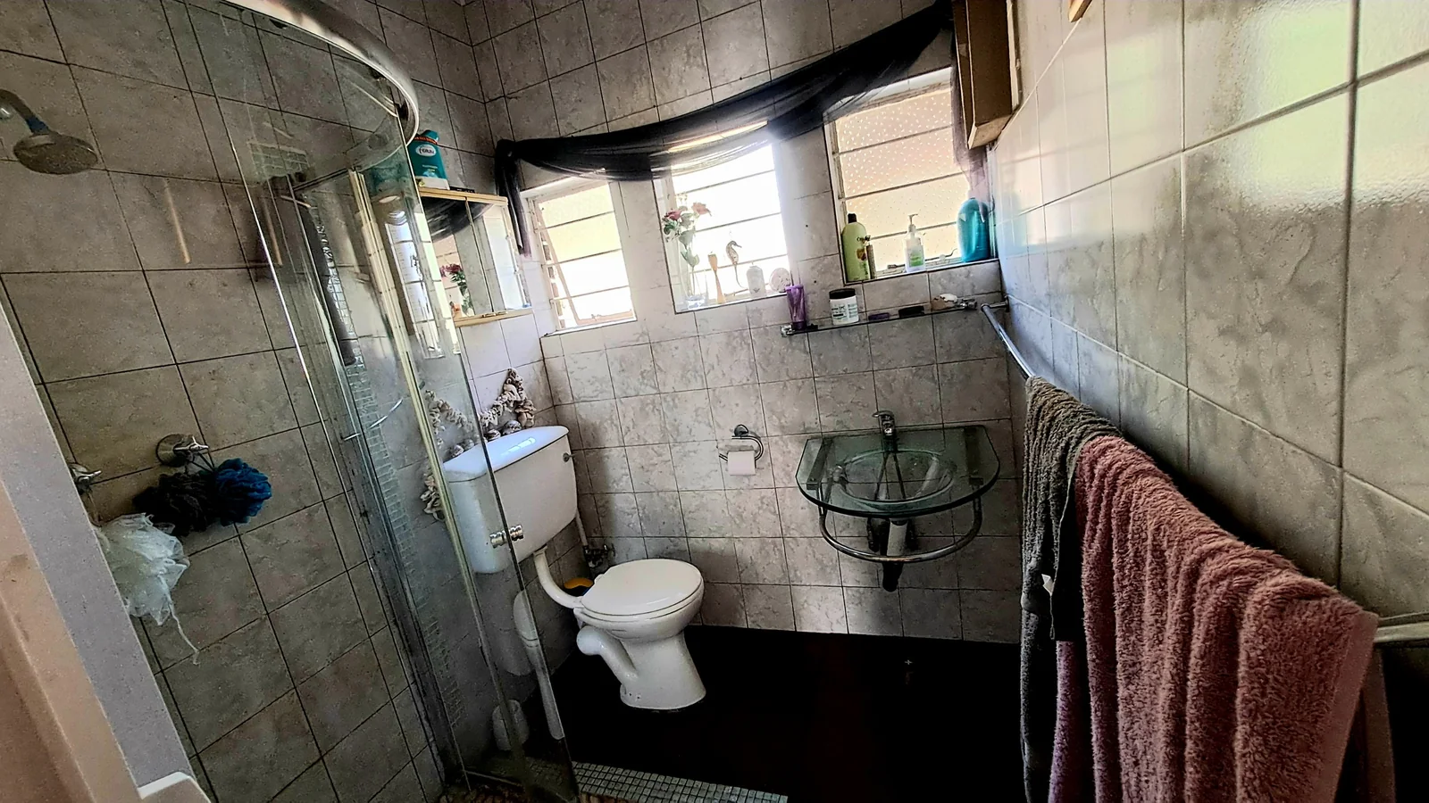 Spacious Birchleigh Home with 4 Bedrooms, Flatlet & Pool-Asking price R1,650 000