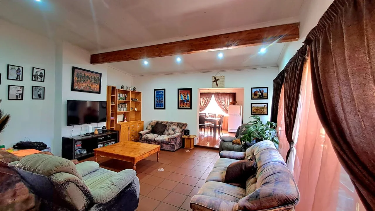 Spacious Birchleigh Home with 4 Bedrooms, Flatlet & Pool-Asking price R1,650 000