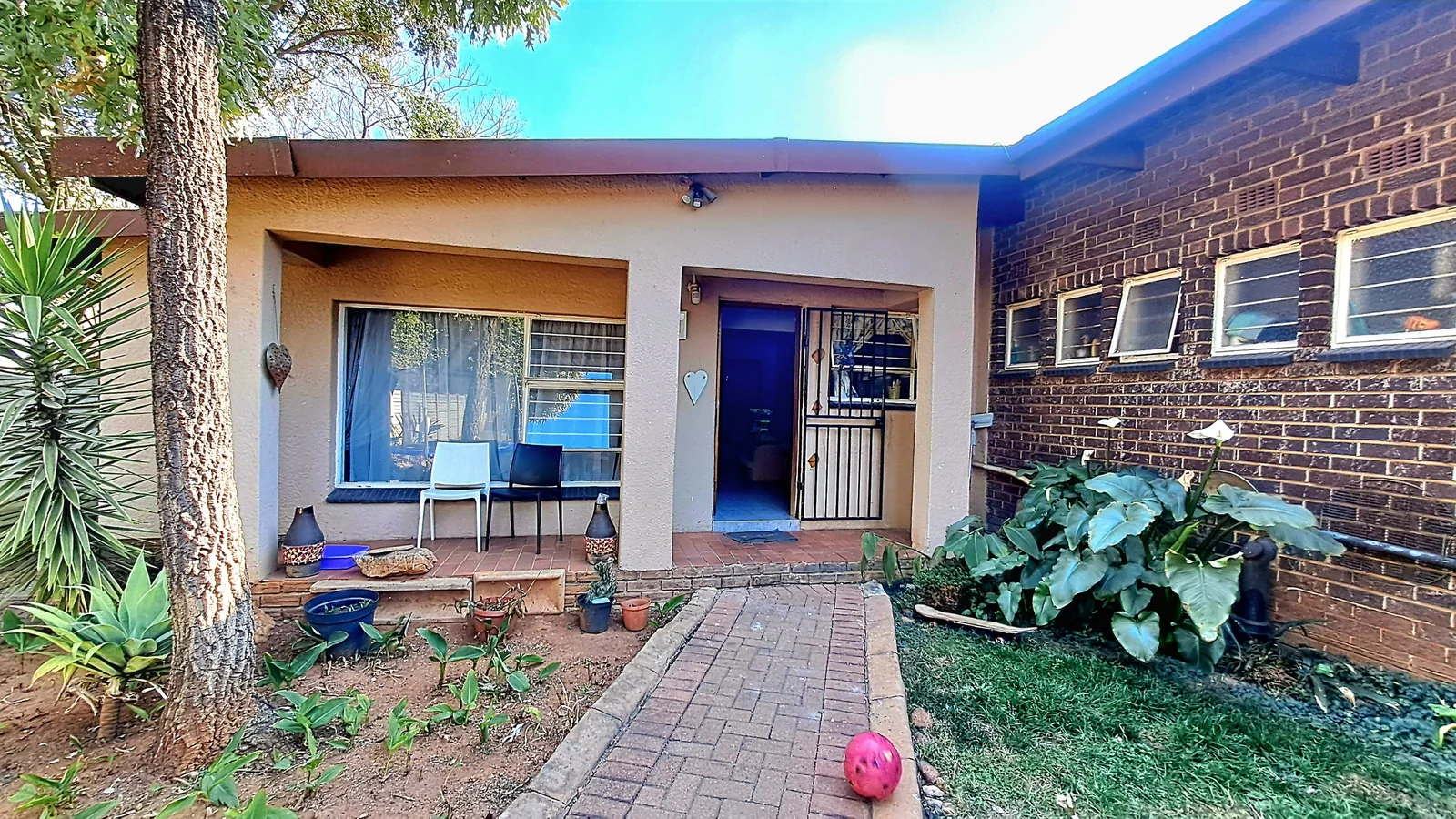 Spacious Birchleigh Home with 4 Bedrooms, Flatlet & Pool-Asking price R1,650 000