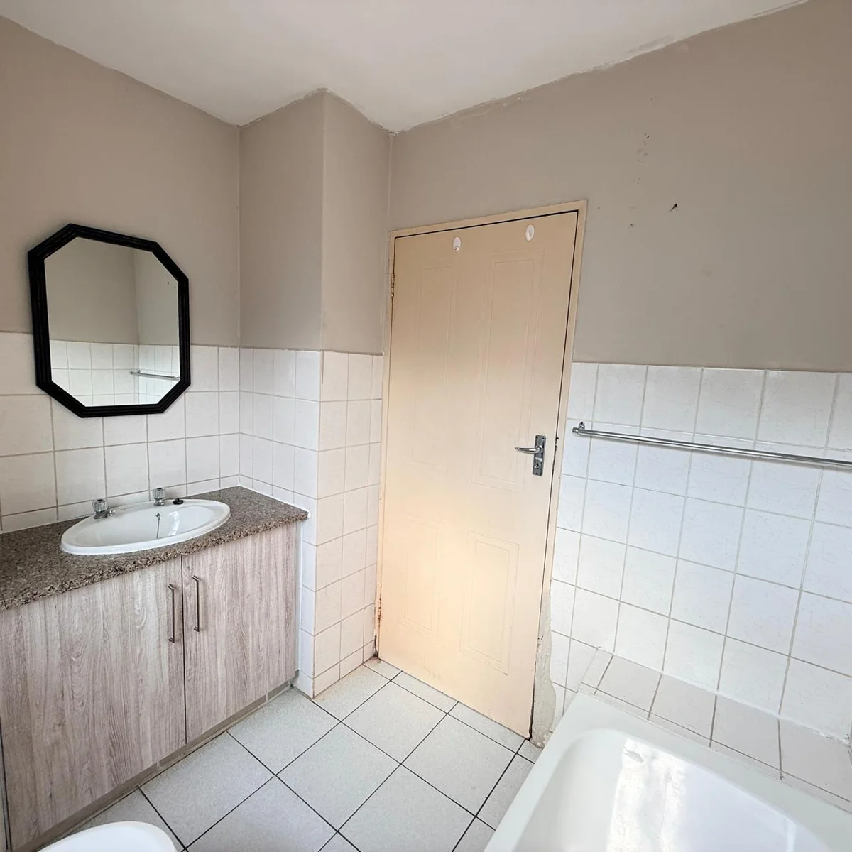 Secure & Stylish 2-Bedroom Apartment in Meerensee