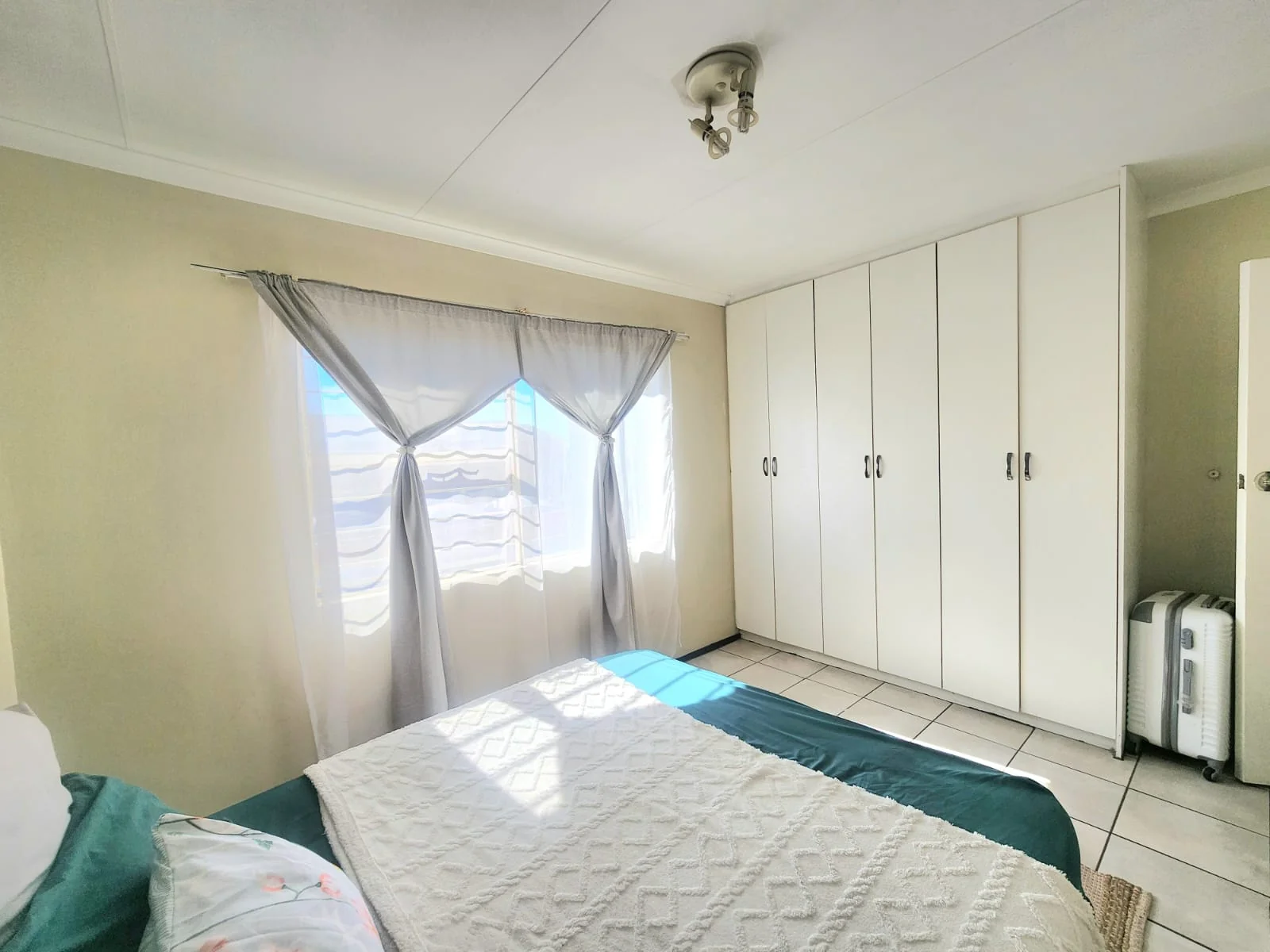 Modern 2-Bedroom Apartment with a Spacious Covered Balcony in Saxenburg Complex, Bardene