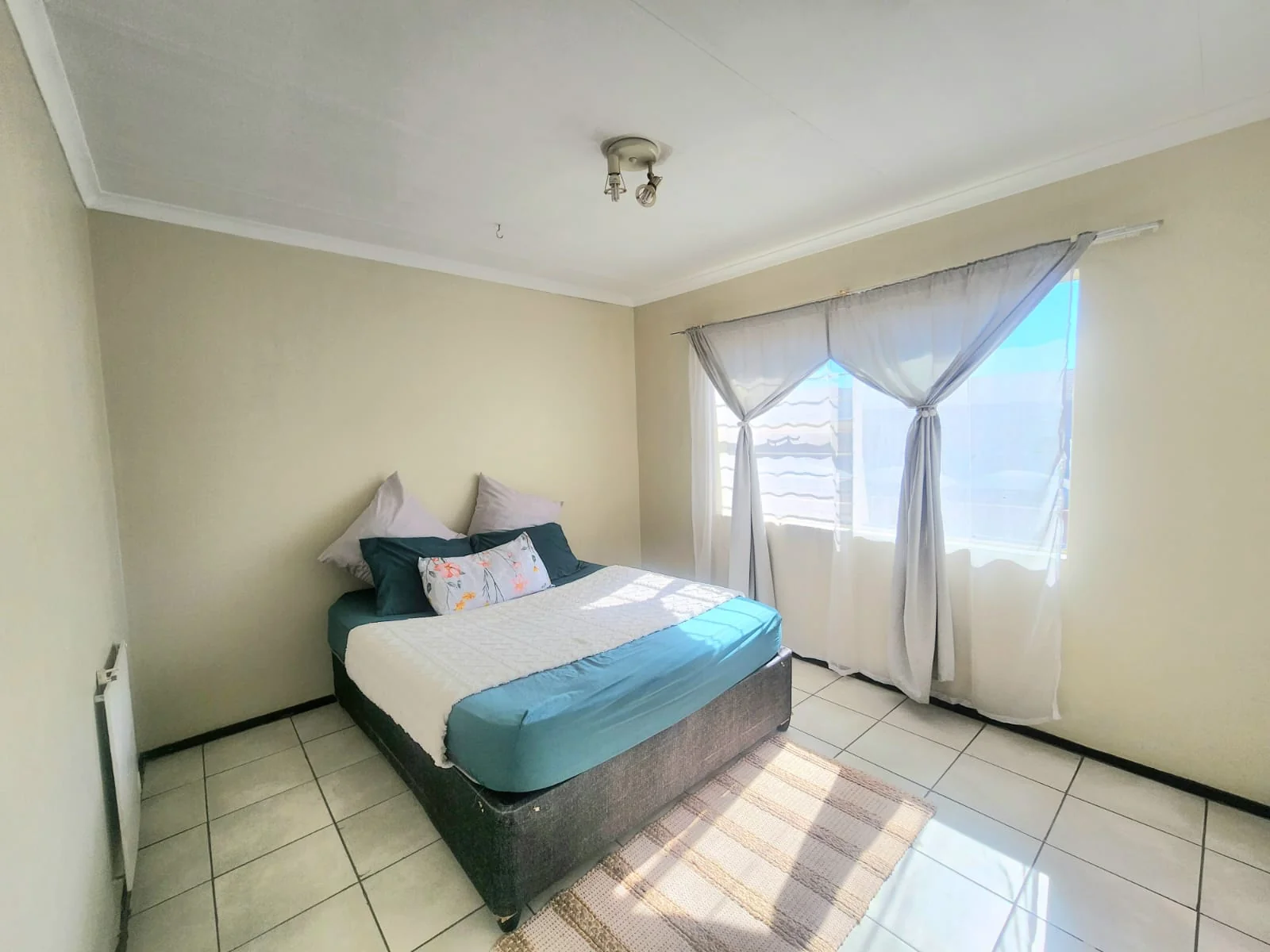 Modern 2-Bedroom Apartment with a Spacious Covered Balcony in Saxenburg Complex, Bardene