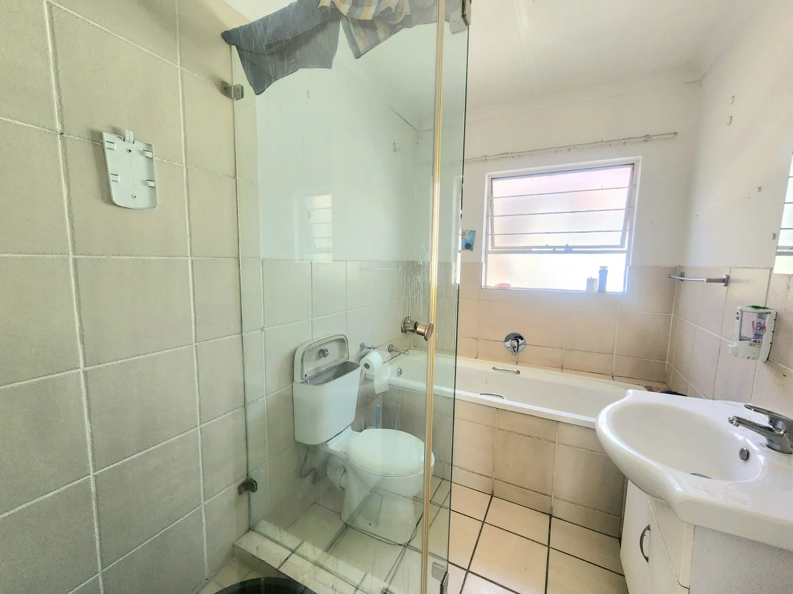 Modern 2-Bedroom Apartment with a Spacious Covered Balcony in Saxenburg Complex, Bardene