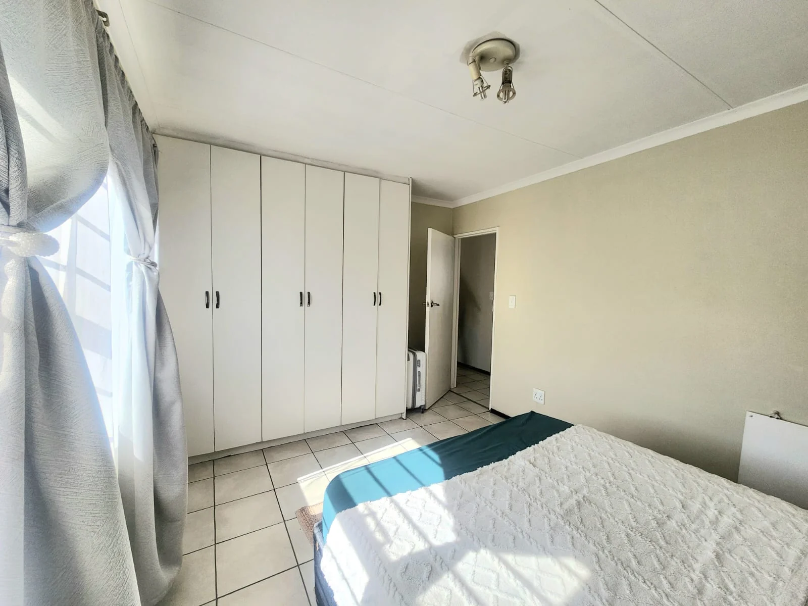 Modern 2-Bedroom Apartment with a Spacious Covered Balcony in Saxenburg Complex, Bardene