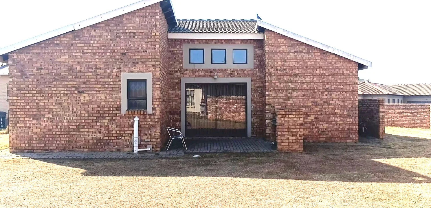 3 Bedroom, Modern Family Living in a Secure Gated Community – Springs