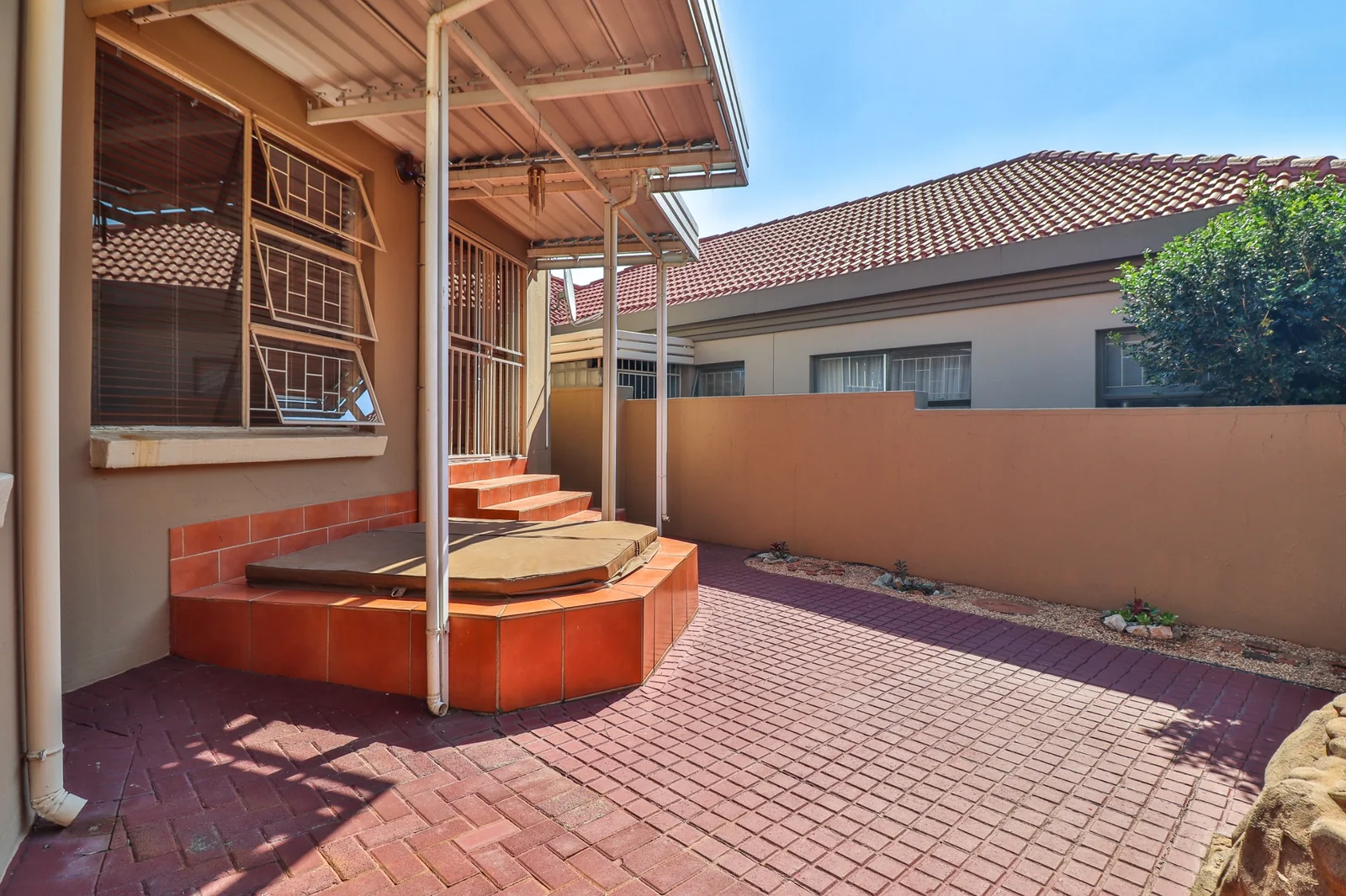 SEEING IS BELIEVING .... LOCK-UP AND GO INSIDE A SECURITY ESTATE!