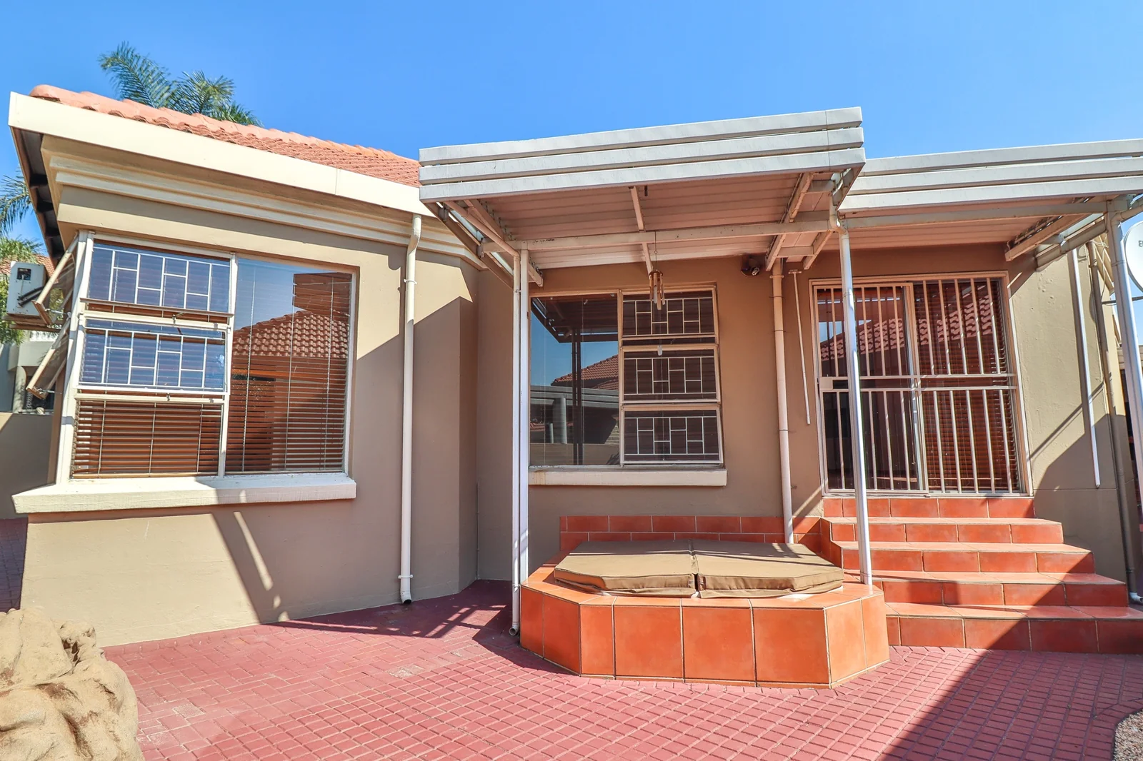 SEEING IS BELIEVING .... LOCK-UP AND GO INSIDE A SECURITY ESTATE!