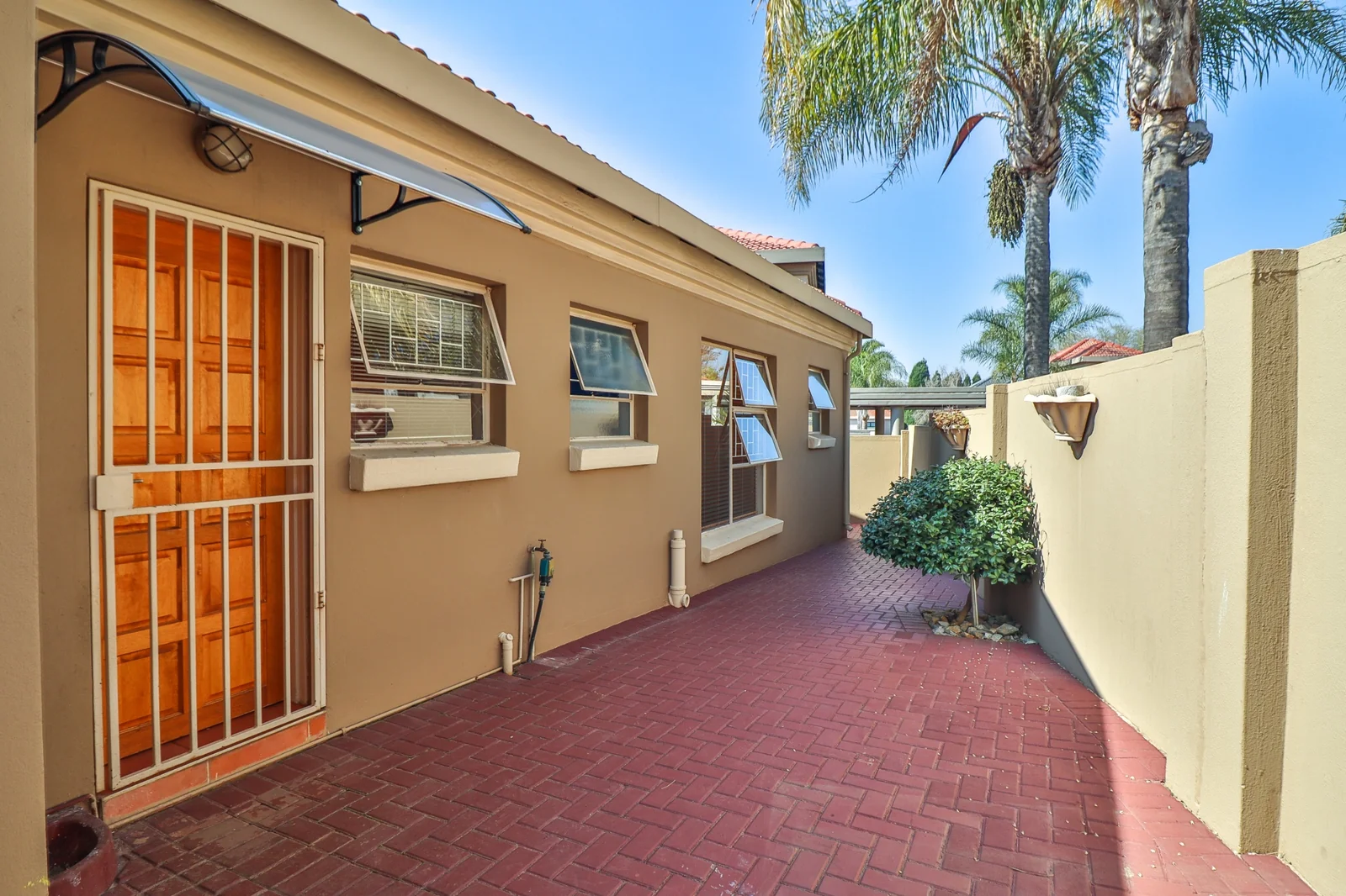 SEEING IS BELIEVING .... LOCK-UP AND GO INSIDE A SECURITY ESTATE!