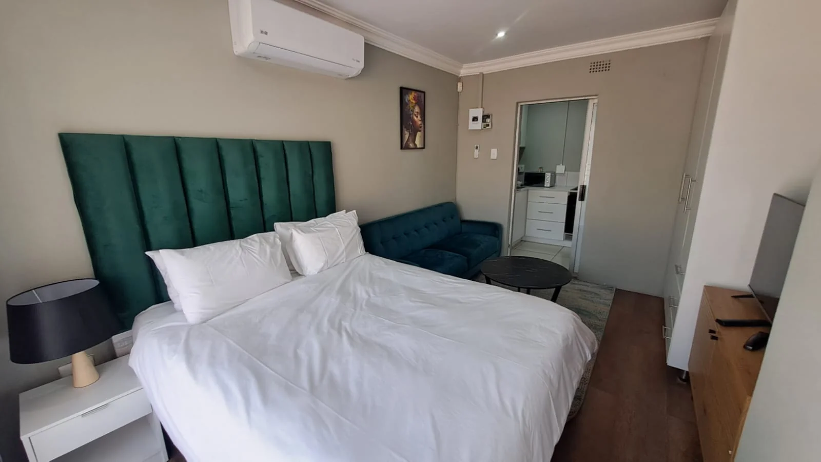 6 Guest Unit Lodge with a 2-Bedroom Main House