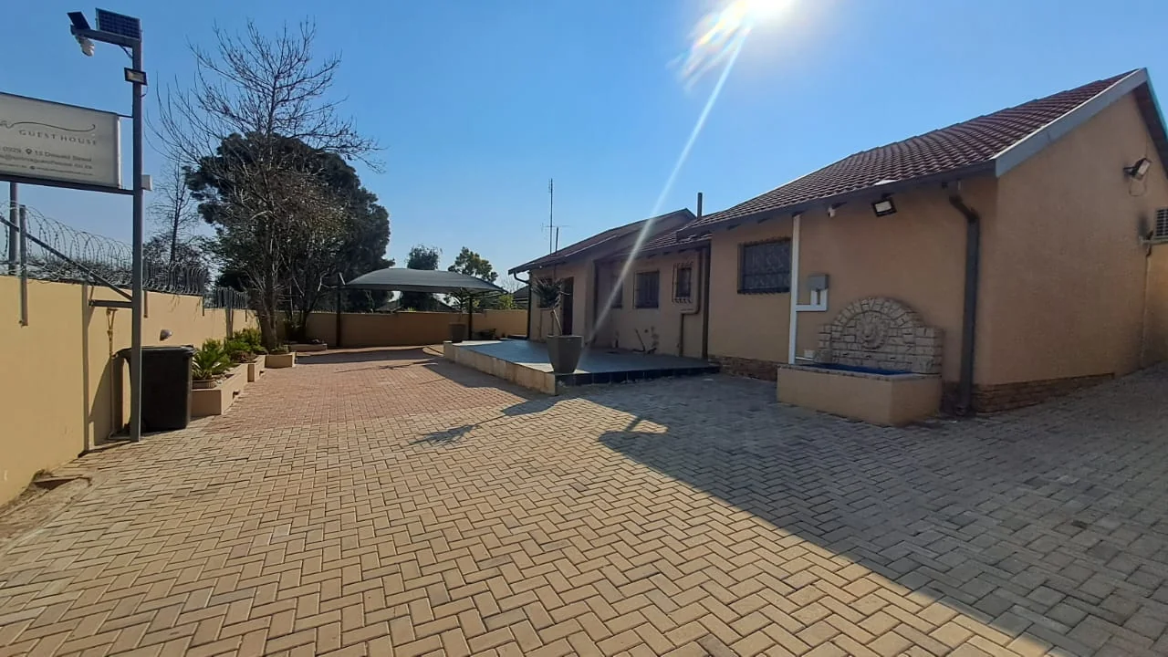 6 Guest Unit Lodge with a 2-Bedroom Main House