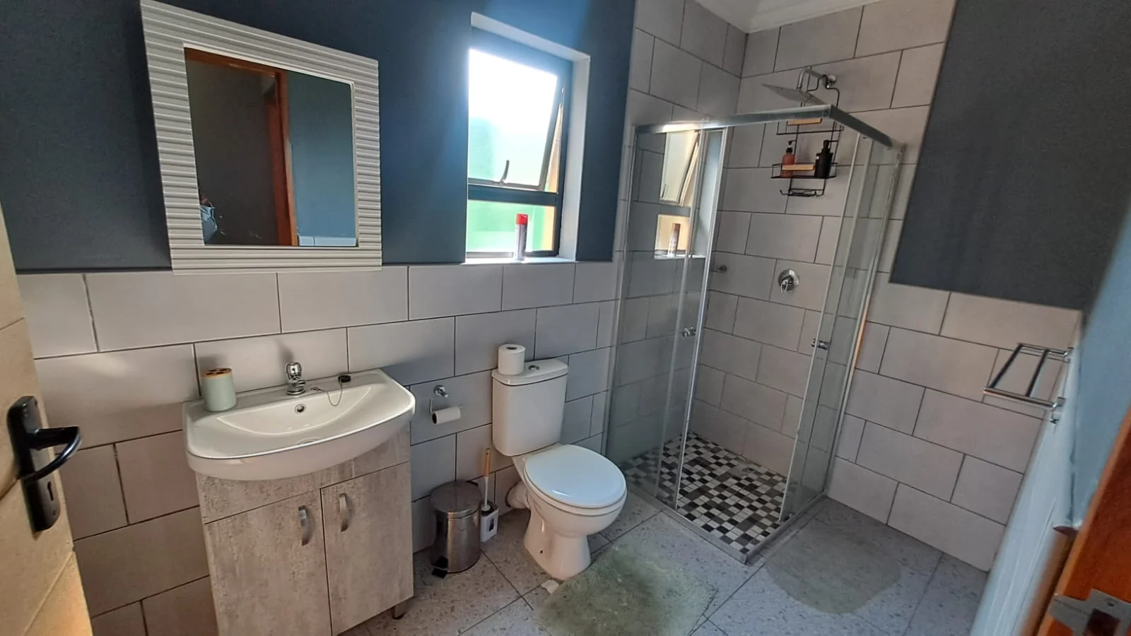 6 Guest Unit Lodge with a 2-Bedroom Main House