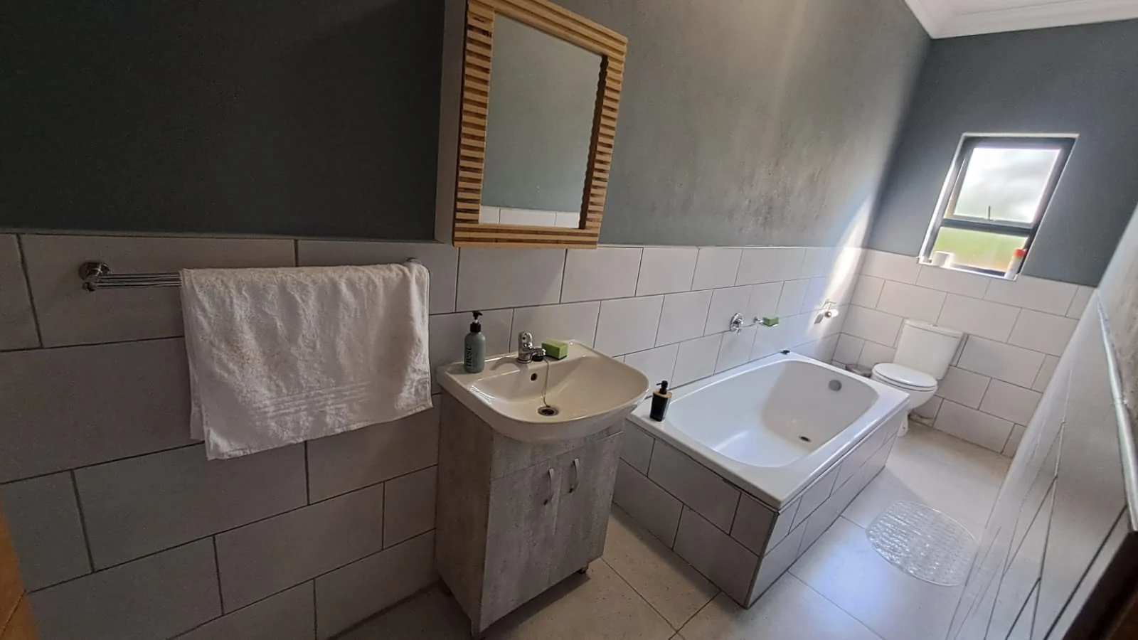 6 Guest Unit Lodge with a 2-Bedroom Main House