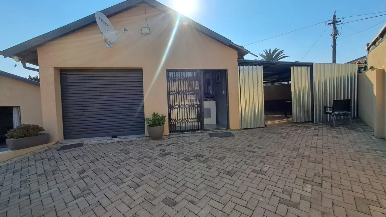 6 Guest Unit Lodge with a 2-Bedroom Main House