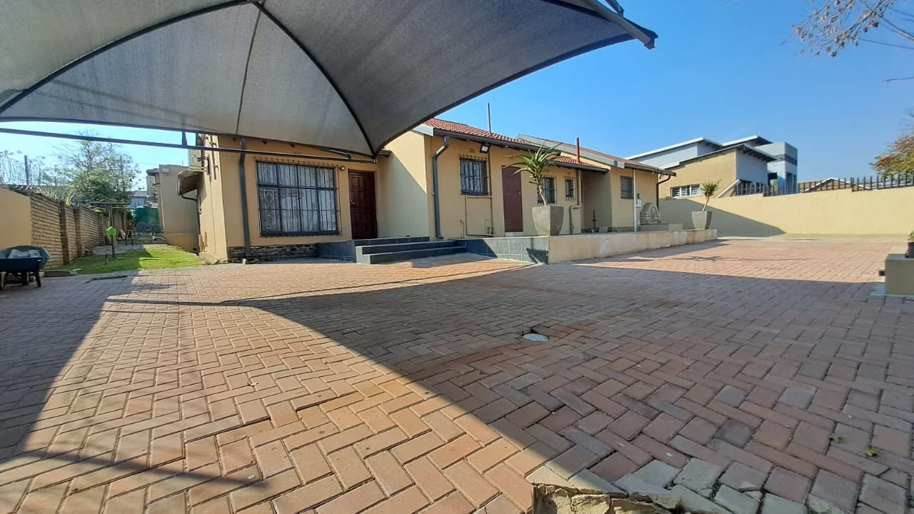 6 Guest Unit Lodge with a 2-Bedroom Main House
