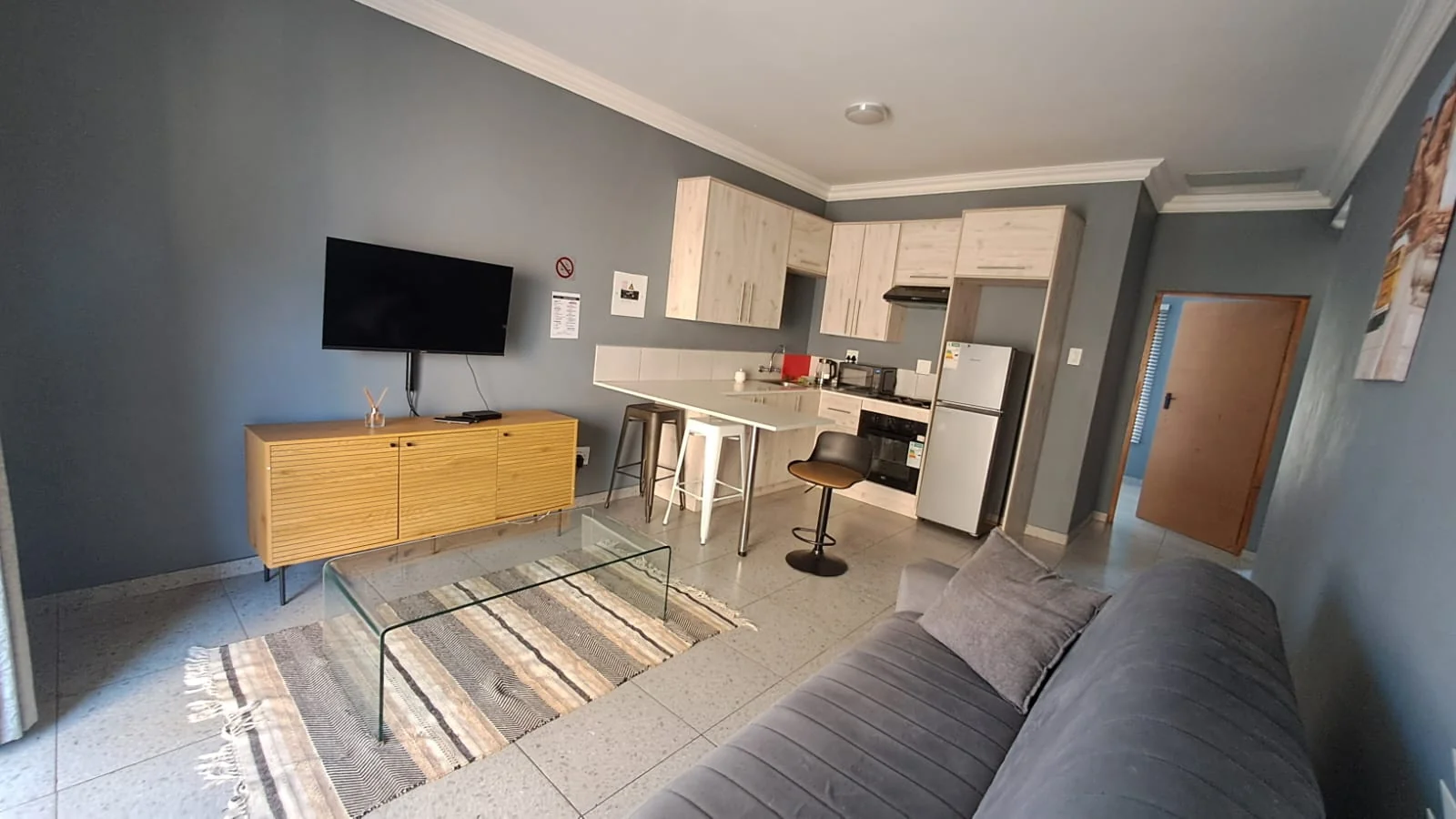 6 Guest Unit Lodge with a 2-Bedroom Main House