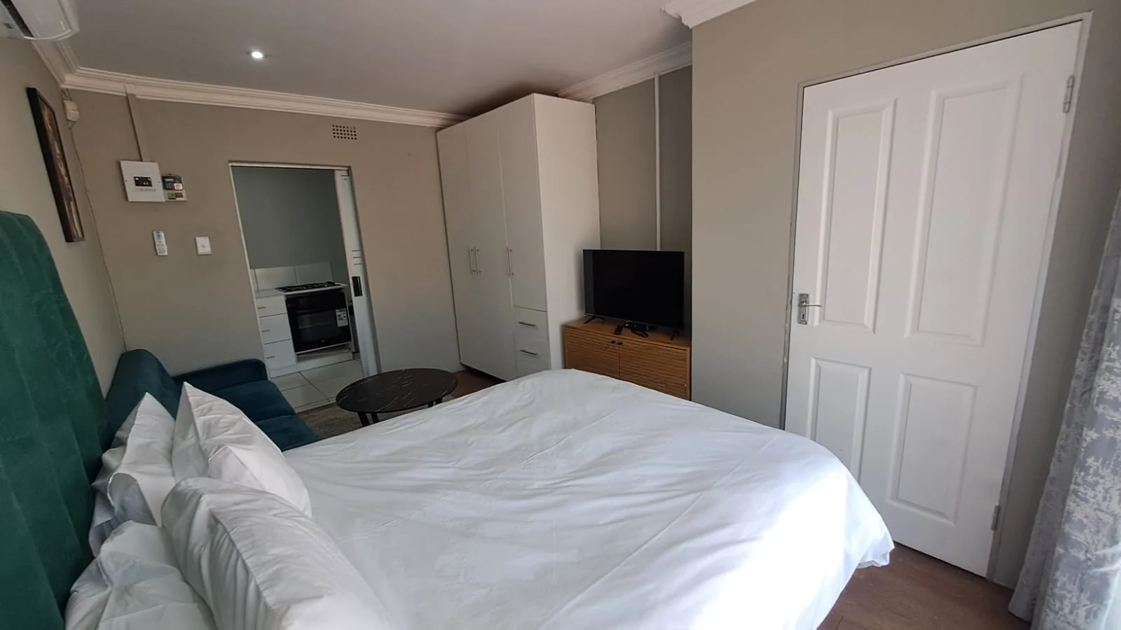 6 Guest Unit Lodge with a 2-Bedroom Main House