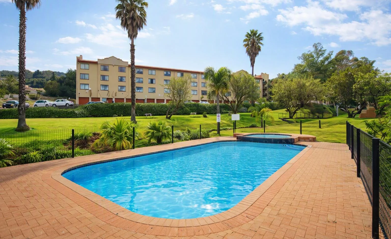 2 Bedroom Appartment to rent in Helderkruin's boomed-off area