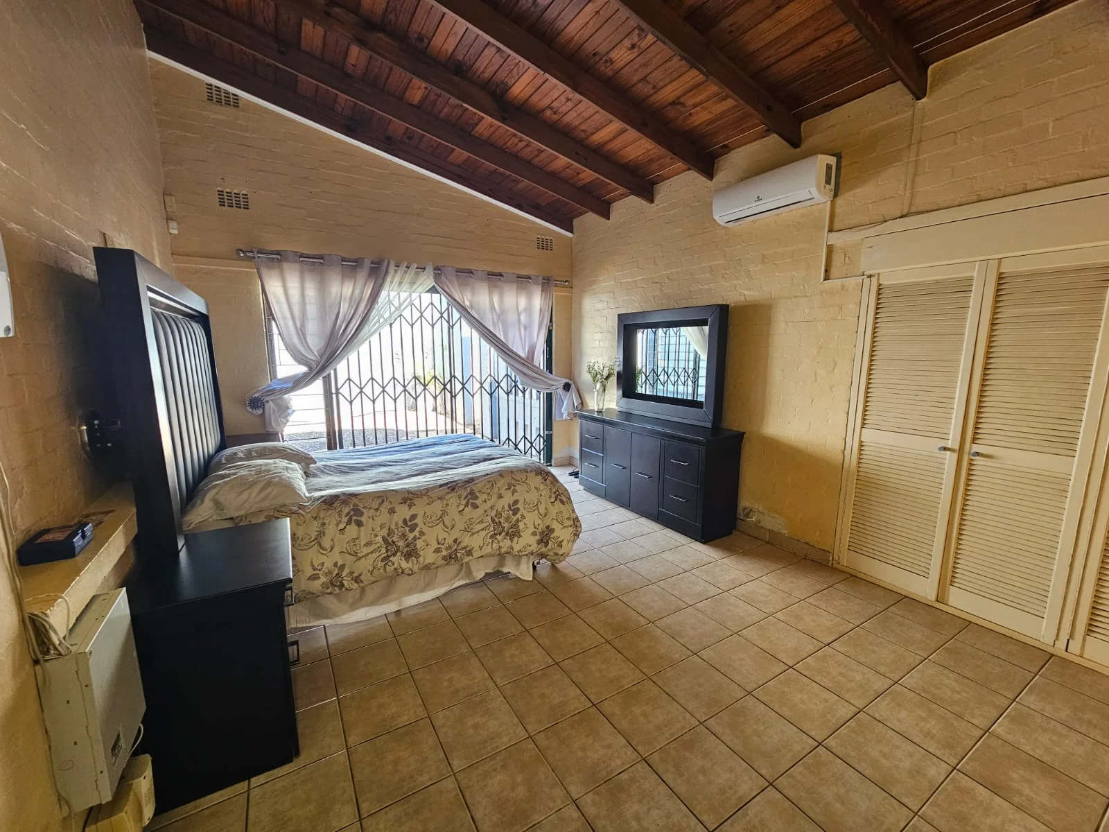 Large 4 bedroomed home and 2 bedroomed cottage in Fairview, Empangeni