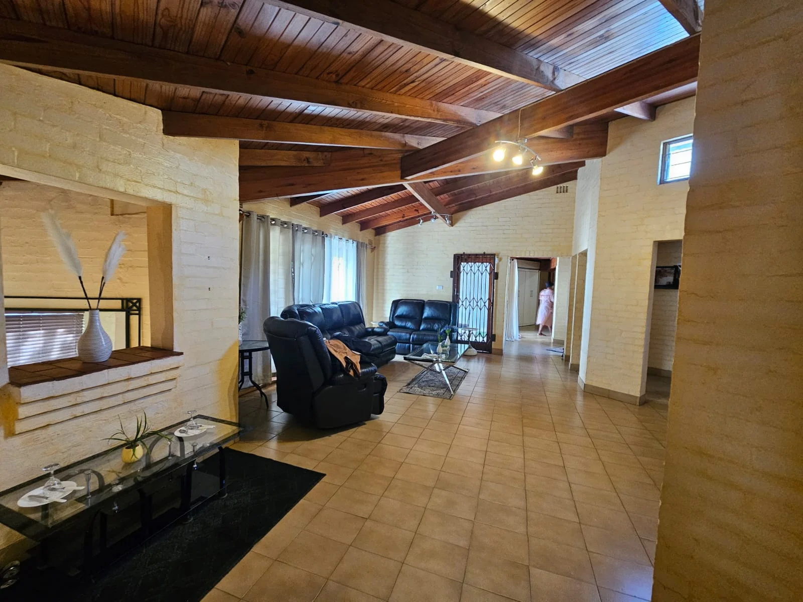 Large 4 bedroomed home and 2 bedroomed cottage in Fairview, Empangeni