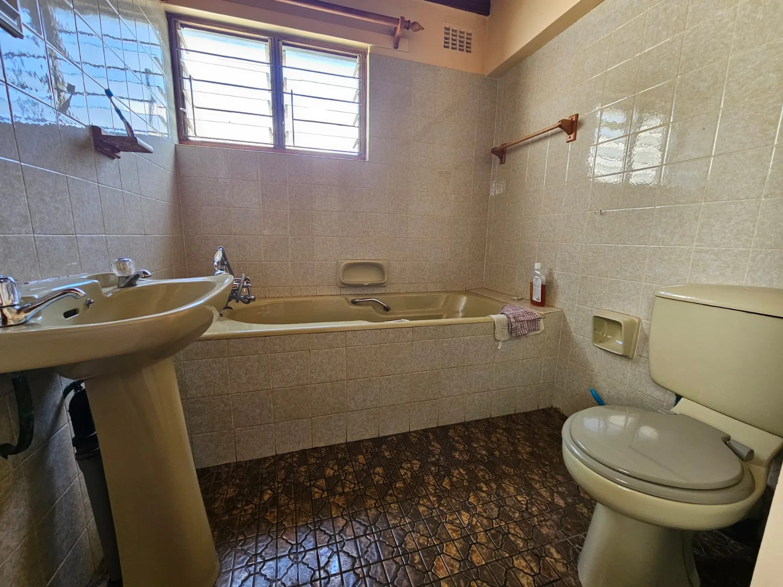Large 4 bedroomed home and 2 bedroomed cottage in Fairview, Empangeni