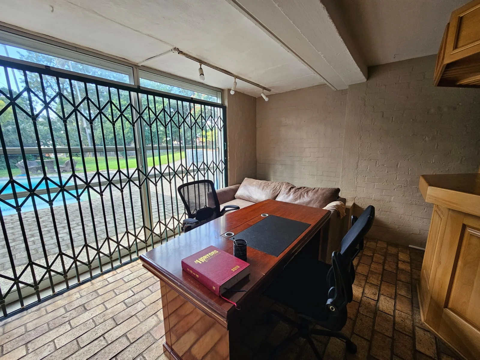 Large 4 bedroomed home and 2 bedroomed cottage in Fairview, Empangeni