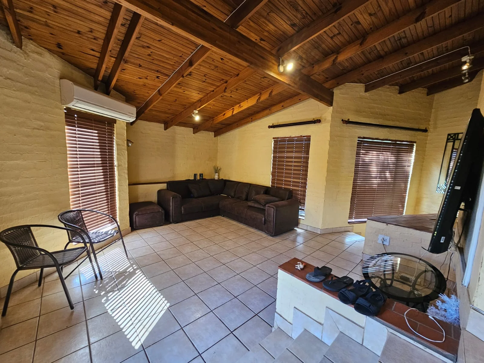 Large 4 bedroomed home and 2 bedroomed cottage in Fairview, Empangeni