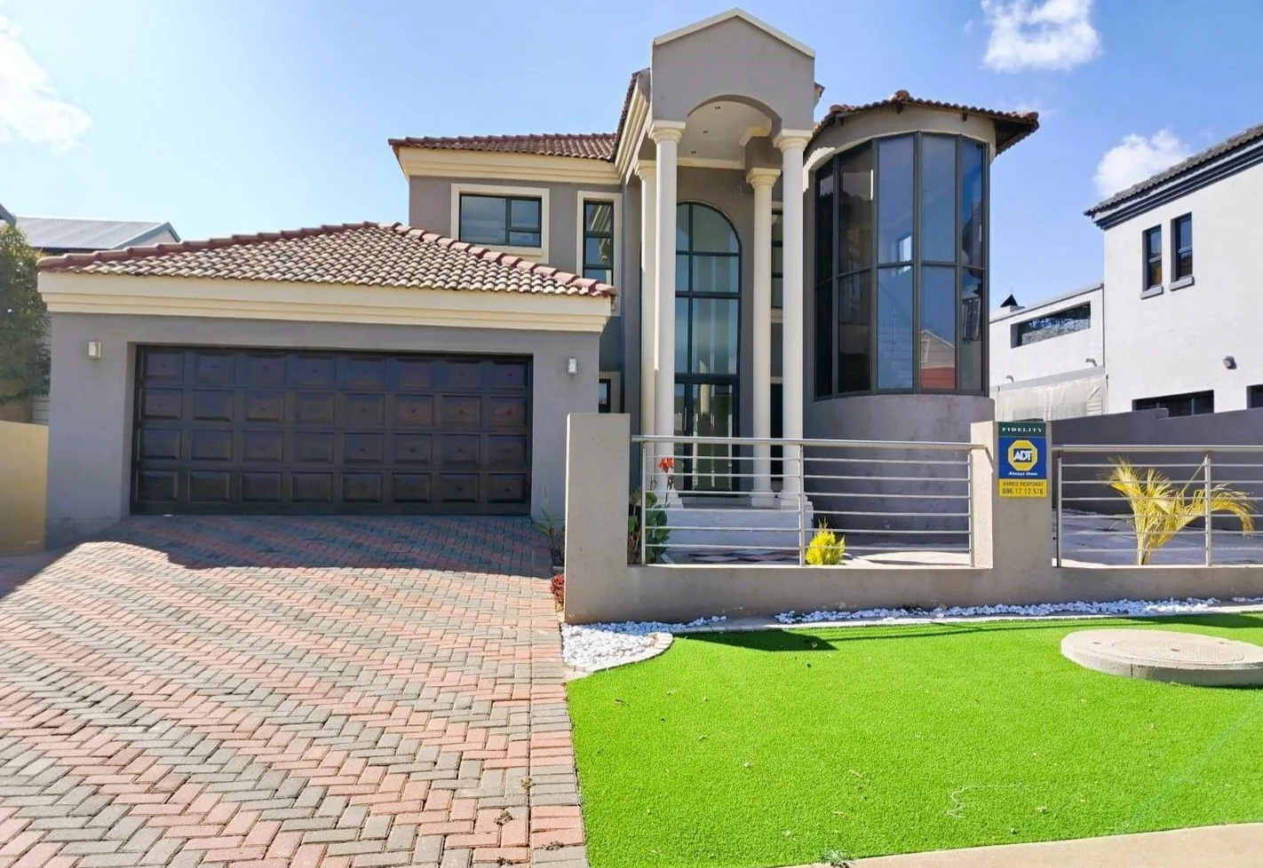 Luxurious 5-Bedroom Family Home in an Exclusive Bendor Estate