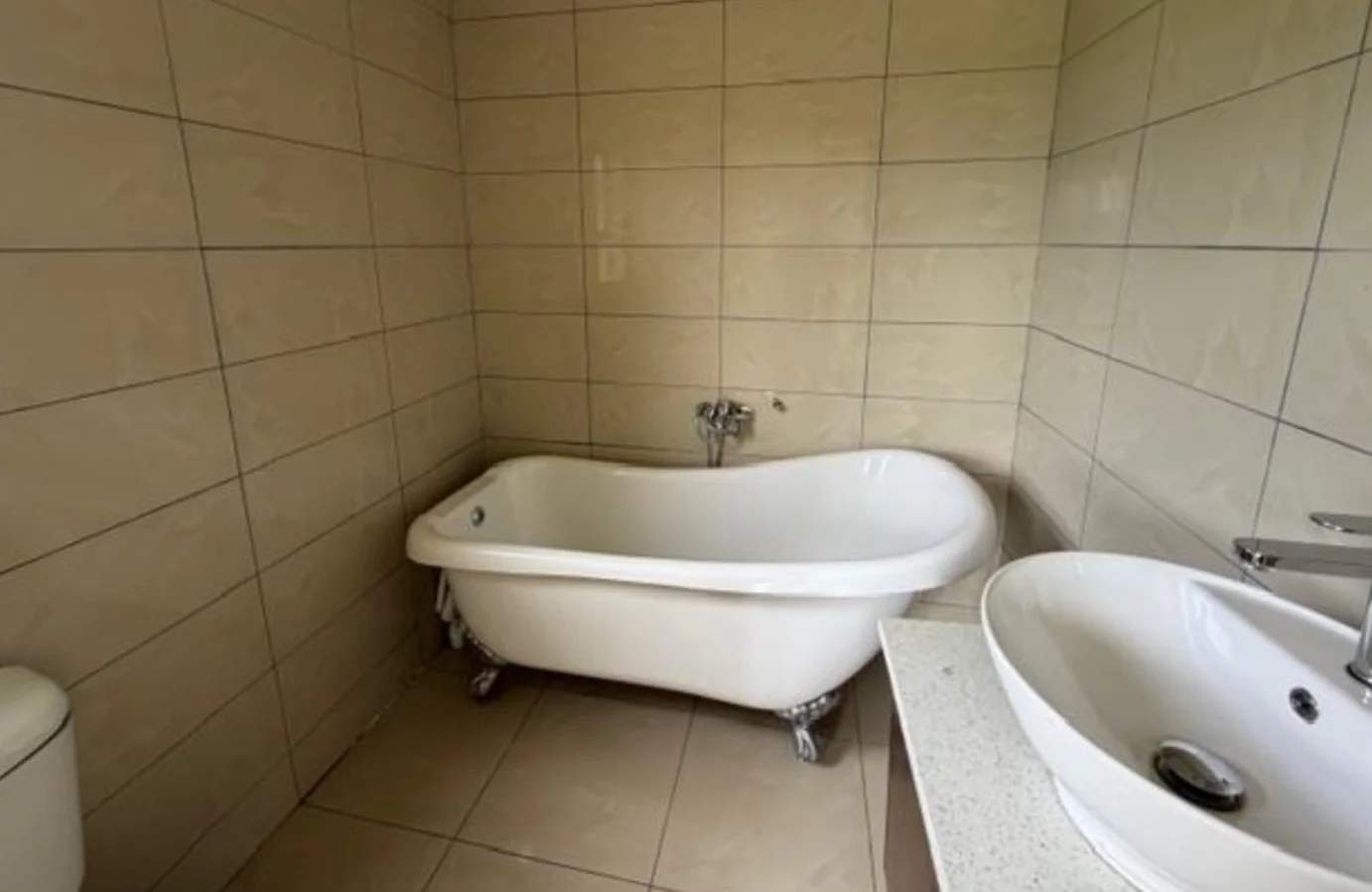 Luxurious 5-Bedroom Family Home in an Exclusive Bendor Estate