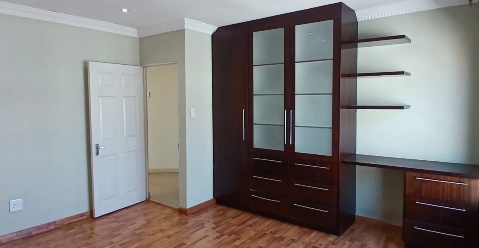 Luxurious 5-Bedroom Family Home in an Exclusive Bendor Estate