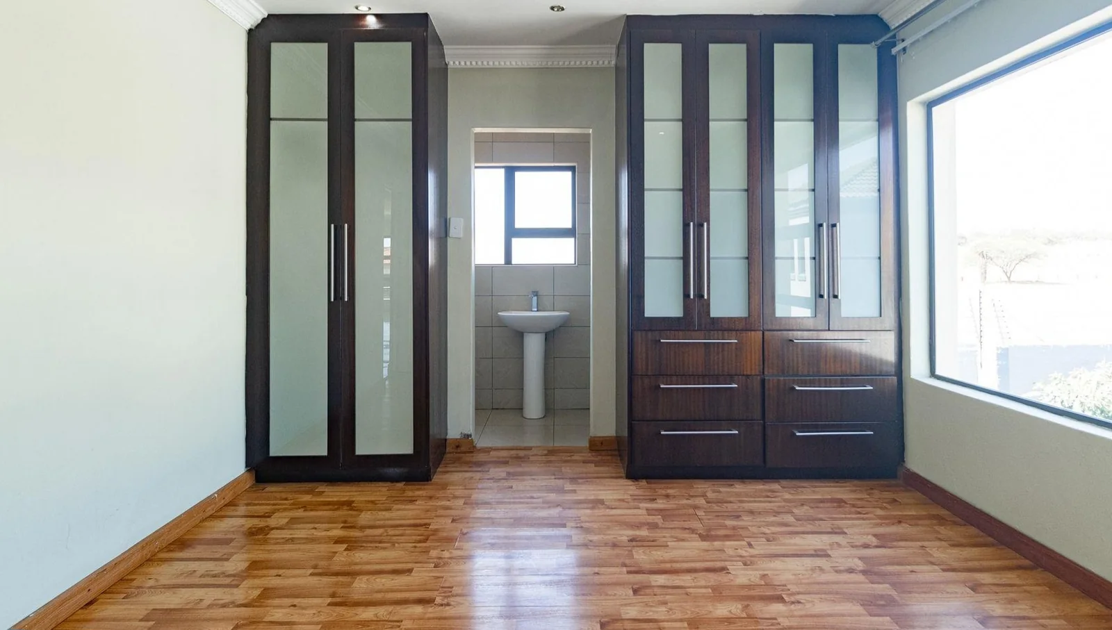 Luxurious 5-Bedroom Family Home in an Exclusive Bendor Estate