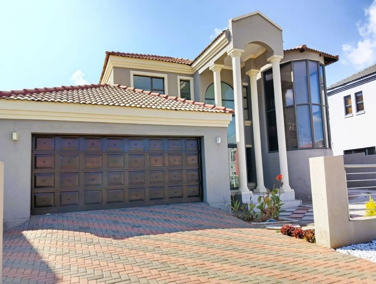 Luxurious 5-Bedroom Family Home in an Exclusive Bendor Estate