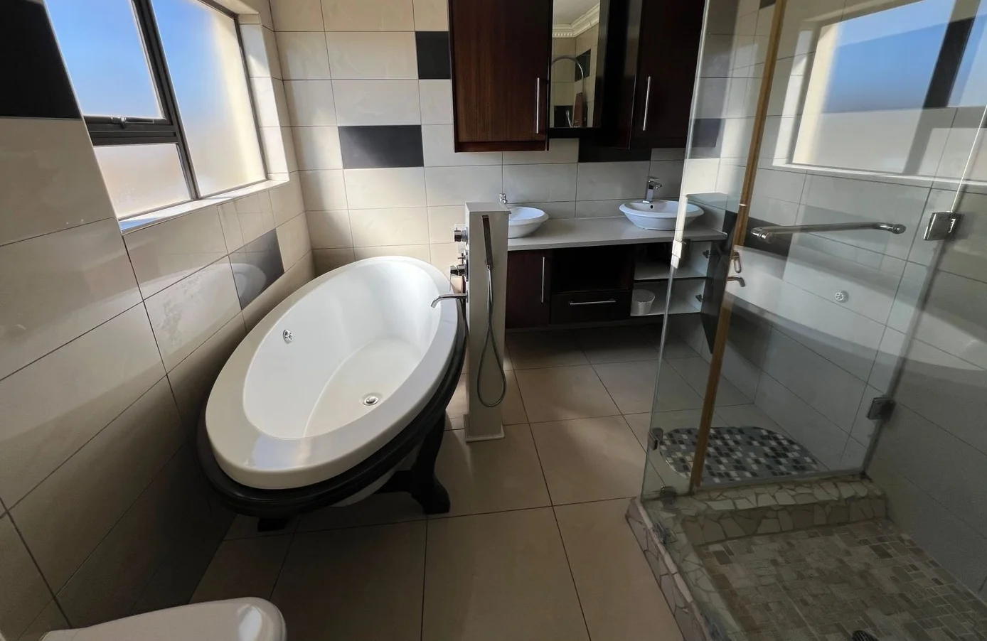 Luxurious 5-Bedroom Family Home in an Exclusive Bendor Estate
