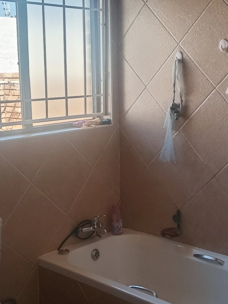 A lovely 3 bed, 2 bath in Sagewood , Midrand.