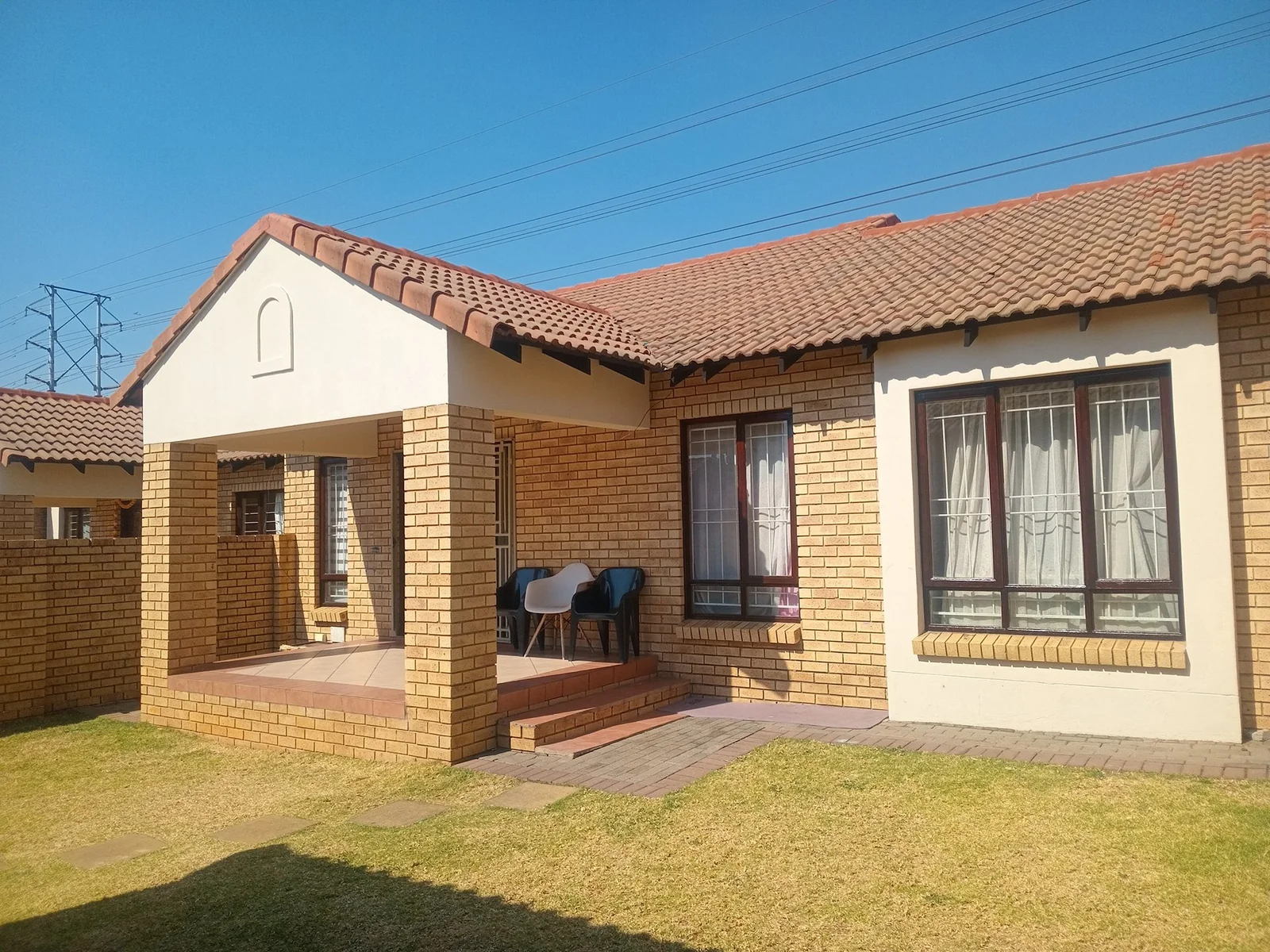 A lovely 3 bed, 2 bath in Sagewood , Midrand.