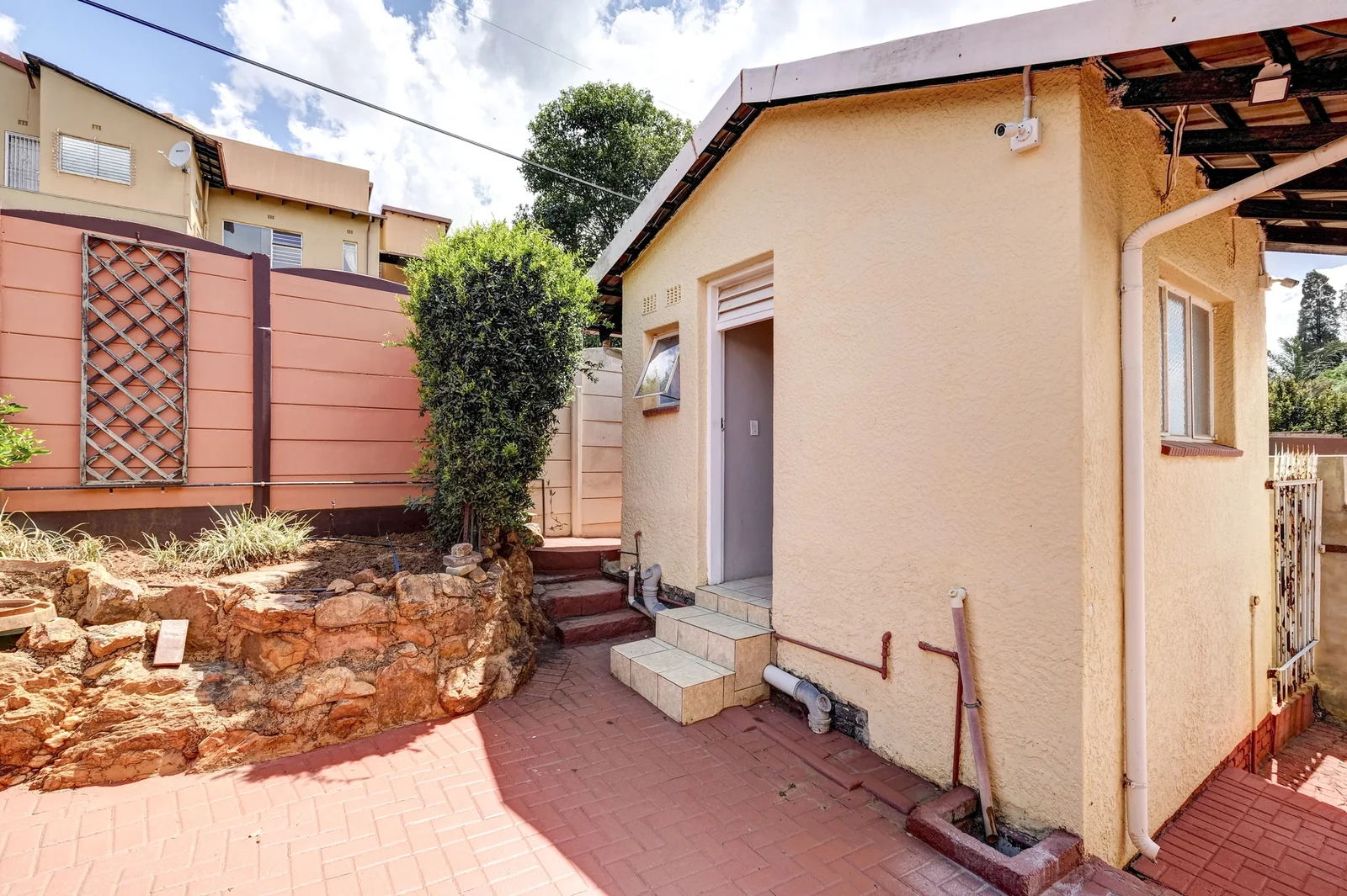 SPACIOUS FAMILY HOME WITH A VIEW TO RENT