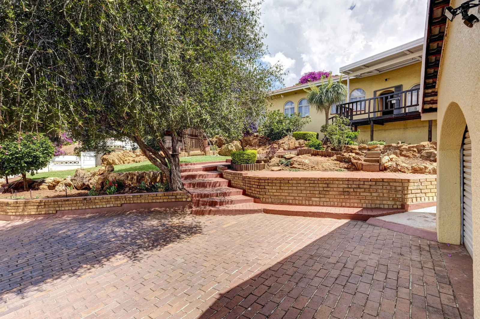 SPACIOUS FAMILY HOME WITH A VIEW TO RENT