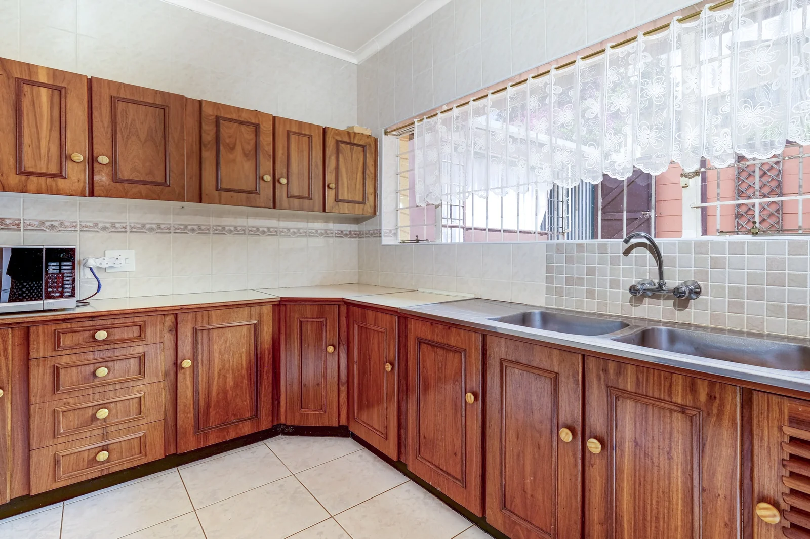 SPACIOUS FAMILY HOME WITH A VIEW TO RENT