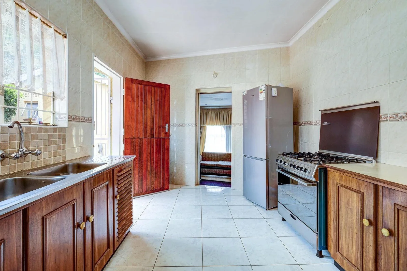 SPACIOUS FAMILY HOME WITH A VIEW TO RENT