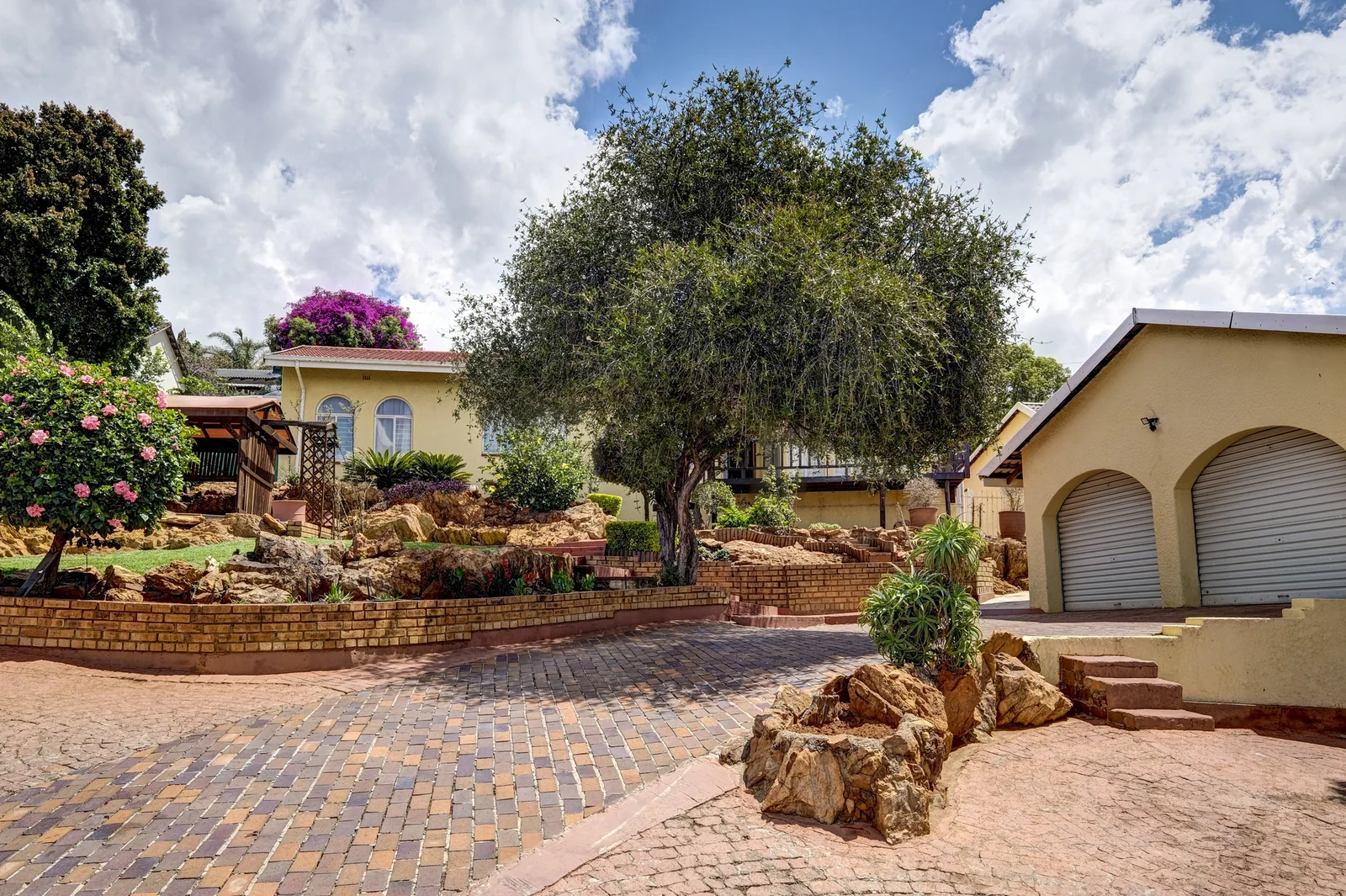 SPACIOUS FAMILY HOME WITH A VIEW TO RENT