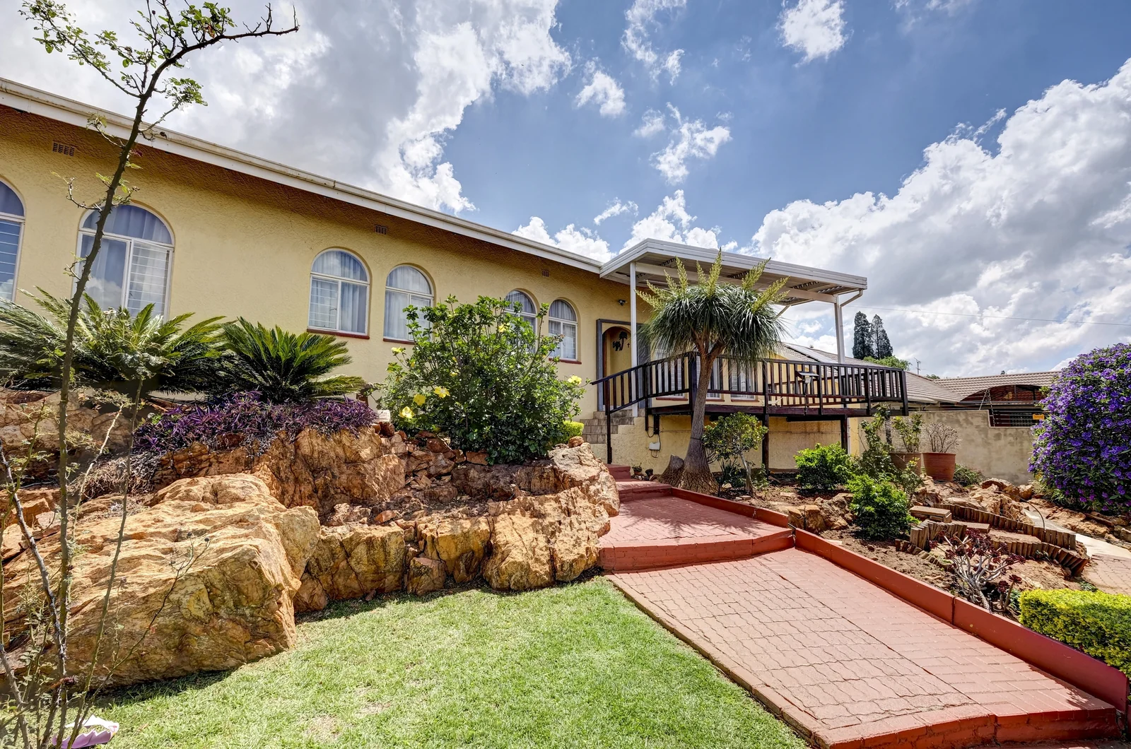 SPACIOUS FAMILY HOME WITH A VIEW TO RENT