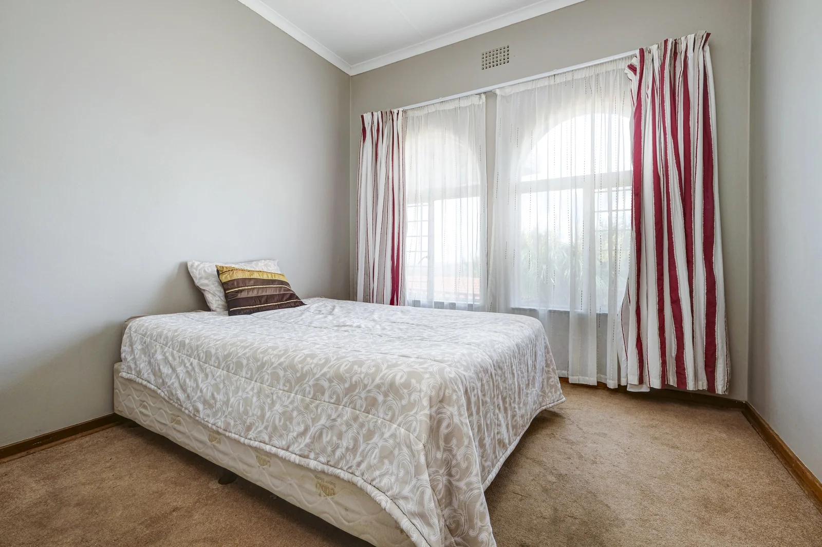 SPACIOUS FAMILY HOME WITH A VIEW TO RENT