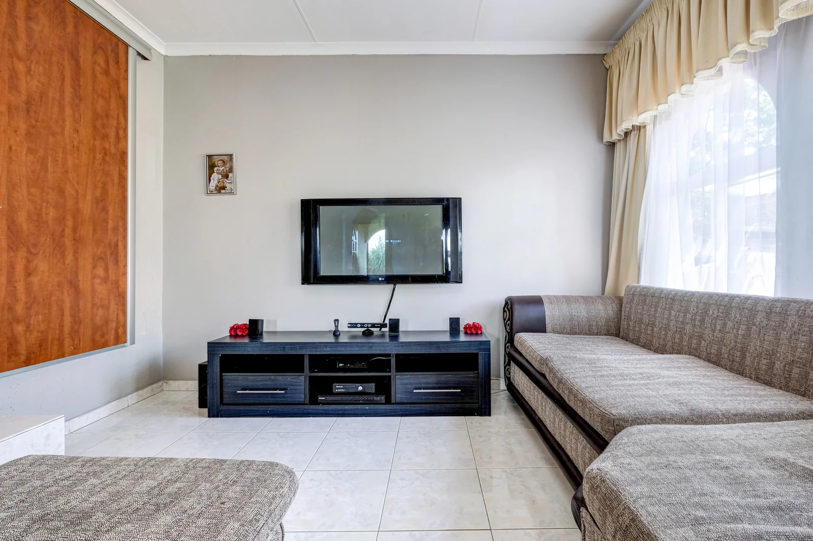 SPACIOUS FAMILY HOME WITH A VIEW TO RENT