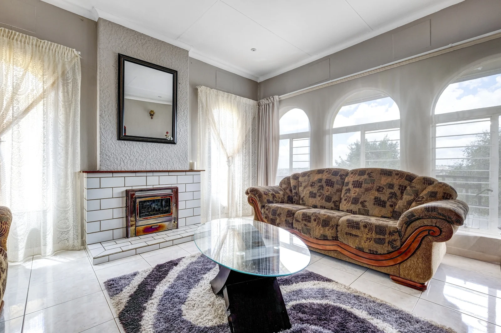 SPACIOUS FAMILY HOME WITH A VIEW TO RENT