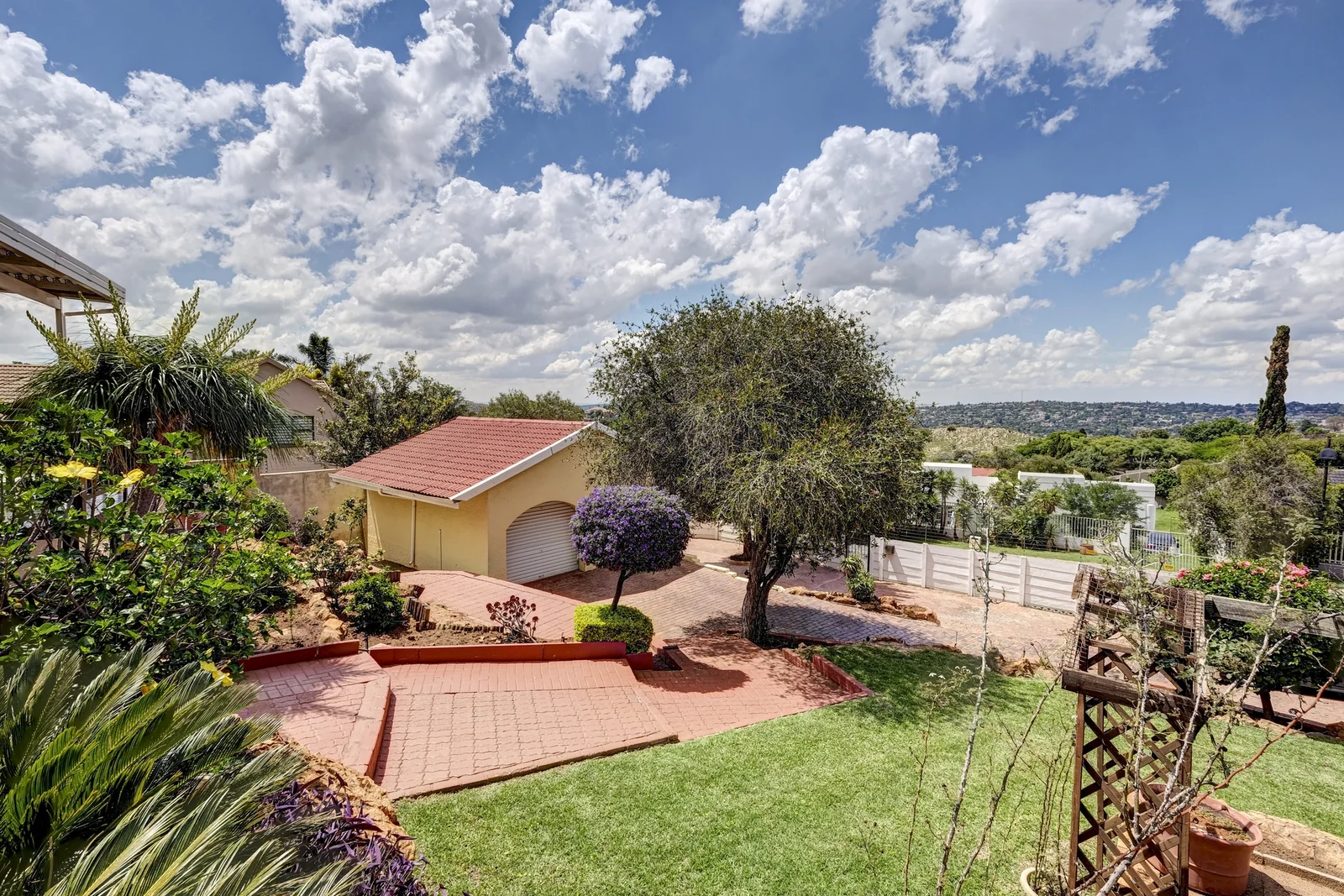 SPACIOUS FAMILY HOME WITH A VIEW TO RENT