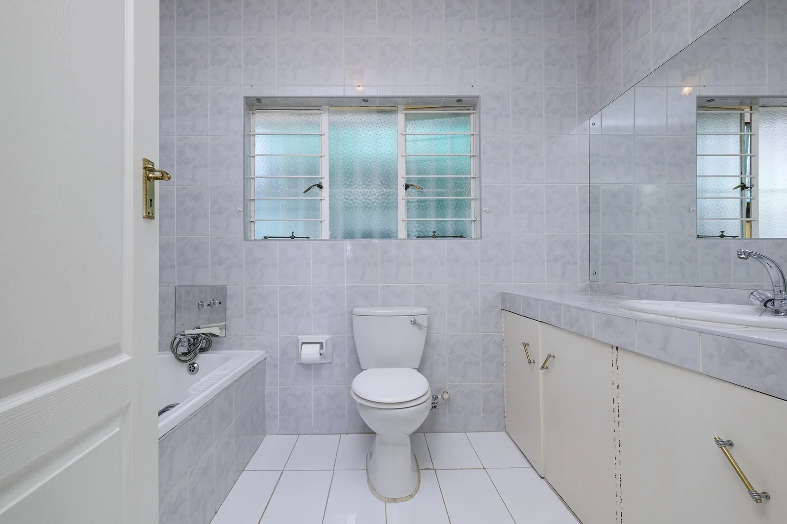 SPACIOUS FAMILY HOME WITH A VIEW TO RENT