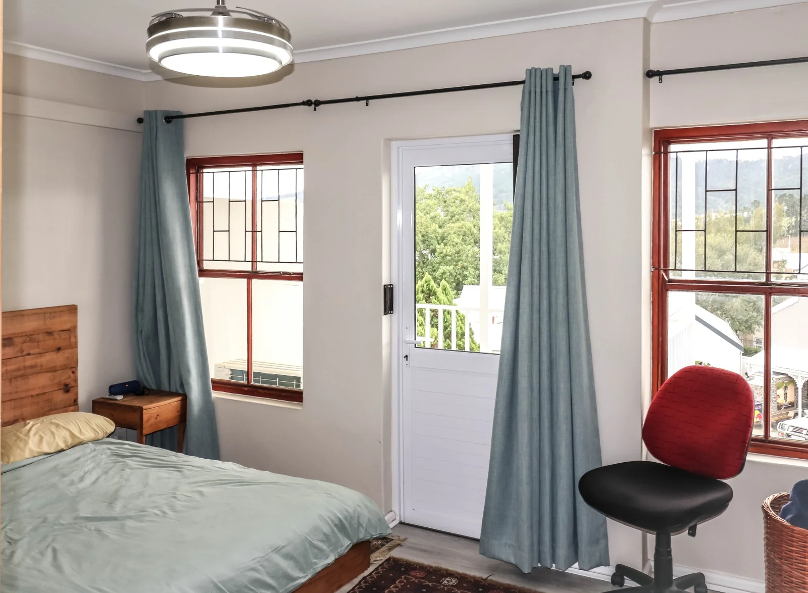 Modern Living with Stellenbosch Mountain Views